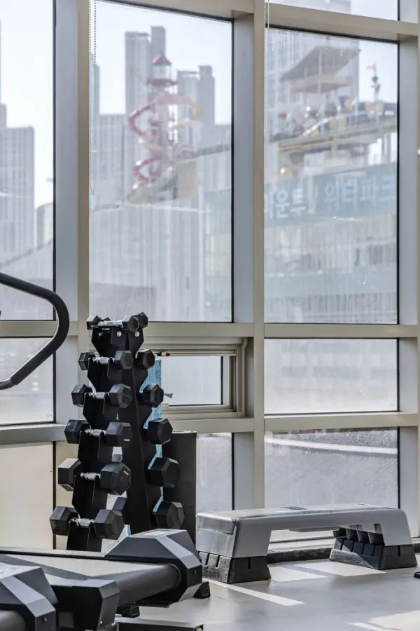 시티뷰가 펼쳐지는 모던 피트니스센터 인테리어